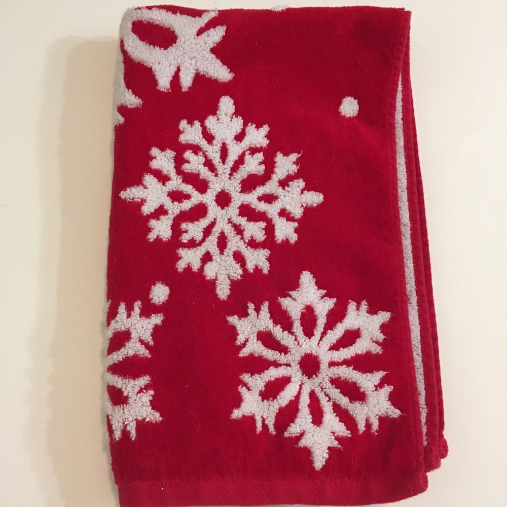 Christmas fluffy towel 17x26” rich red and white snowflakes 100% cotton